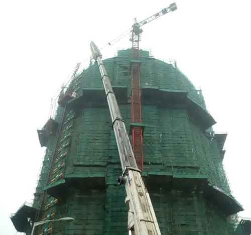 荔波吊车在工地上作业